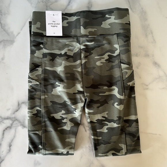 NWT Lou & Grey The Ponte Pocket Legging - Camo - Picture 3 of 4